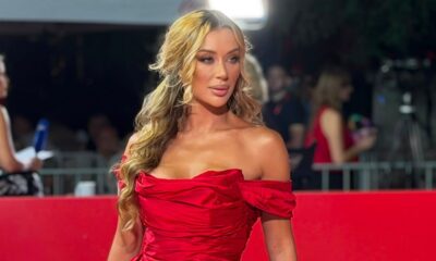 SVE OČI UPRTE U TEE TAIROVIĆ: Muzička zvezda zablistala u crvenoj svili na Sarajevo Film Festivalu, modni znalci u transu (FOTO)