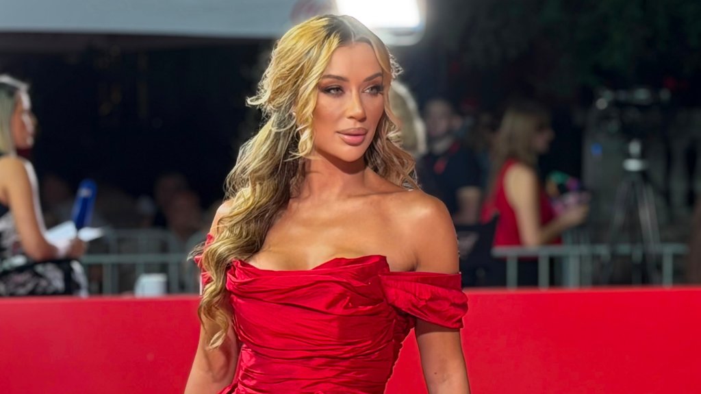 SVE OČI UPRTE U TEE TAIROVIĆ: Muzička zvezda zablistala u crvenoj svili na Sarajevo Film Festivalu, modni znalci u transu (FOTO)