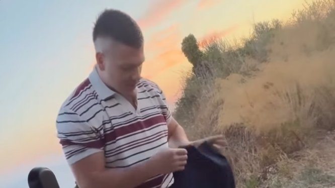 JELENA UHVATILA SLOBODU NA DELU: Pevač presvlačio garderobu pored puta, snimak izazvao lavinu reakcija (VIDEO) – presvlačenje Slobe Radanovića usred prirode