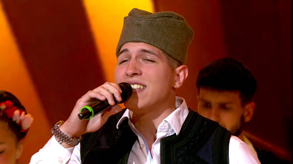 SUKOB MIŠLJENJA OKO NARODNJAKA U PINKOVIM ZVEZDAMA: Jovan Gavrilović ostao dosledan tradiciji, žiri podeljen zbog njegovih izbora (VIDEO) – Jovan Gavrilović narodne pesme