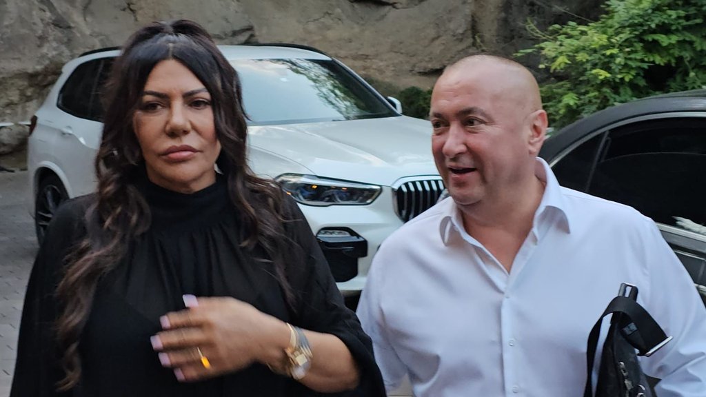 EMOCIJE KULJAJU U DOMU ĐANIJA: Pevač javno čestitao rođendan Slađi, čestitke pljušte na Instagramu (FOTO) – slavlje u domu Đanija