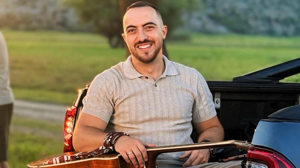 ENERGIJA KOJA OSVAJA REGION: Nikola Marković predstavio pesmu 'Vrteška' i pokrenuo lavinu reakcija publike (VIDEO) – Vrteška hara Crnom Gorom