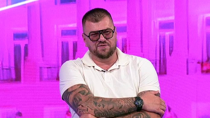 JANJUŠEV OGLAS ZAPALIO EMISIJU: Traži dečka za Vesnu, ali uslovi su žestoki – da li će iko proći njegov konkurs? (VIDEO) – Janjušev oglas za Vesnu