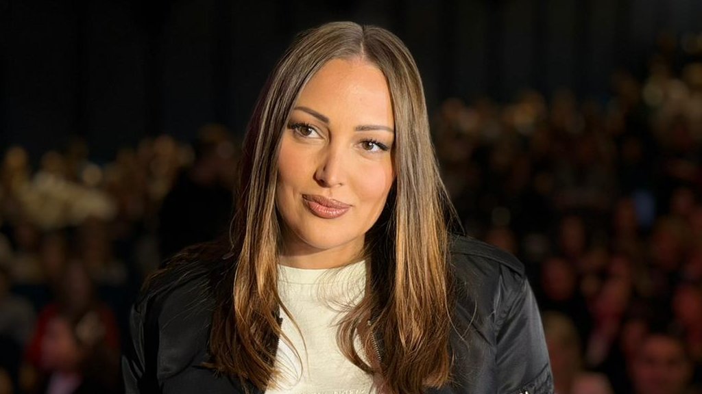 PRIJOVIĆEVA PREKINULA NASTUP ZBOG DRAME U PUBLICI: Aleksandra hitno zatražila pomoć tokom koncerta u Banjaluci, evo šta se desilo (VIDEO) – drama u Banjaluci