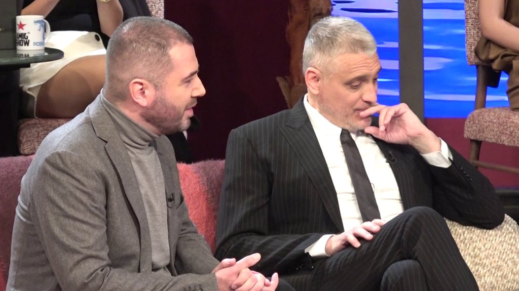 EMOCIJE UZAVRELE POSLE PORODIČNOG GUBITKA: Čeda Jovanović kuvanjem pokušava da uteši Acu Kosa, atmosfera u njegovom domu govori više od reči (VIDEO) – Aca Kos