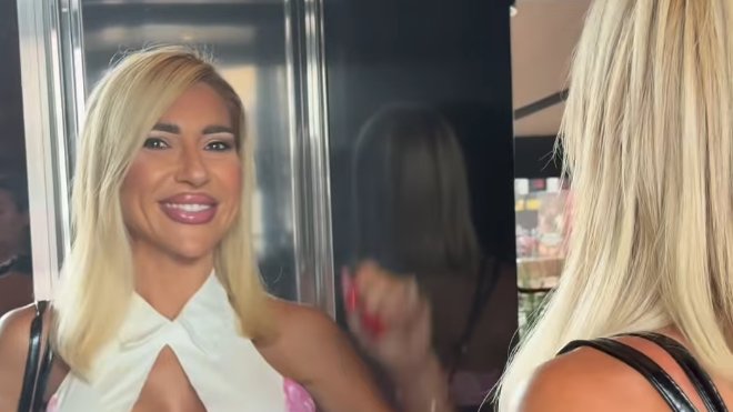 KONAČNO SKINULA PRSLUK: Jovana Jeremić pokazala silikone u haljini koja sve otkriva, evo kako izgleda sada (FOTO)
