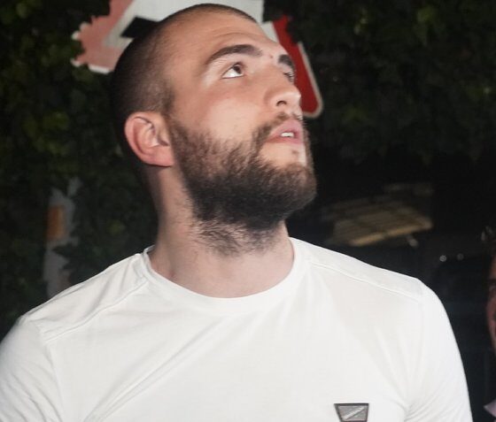PREPOZNAJETE LI GA NA ULICI: Veljko Ražnatović iznenadio novim izgledom, jedan detalj zbunio fanove (FOTO) – promena imidža Veljka Ražnatovića