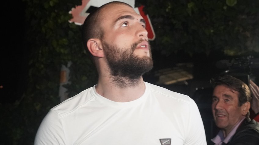 PREPOZNAJETE LI GA NA ULICI: Veljko Ražnatović iznenadio novim izgledom, jedan detalj zbunio fanove (FOTO) – promena imidža Veljka Ražnatovića