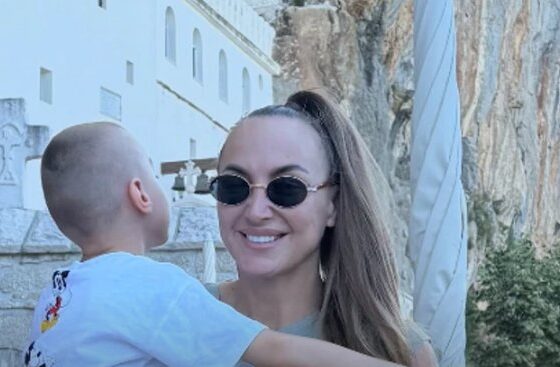 MIRNA STRANA SHOWBIZ SCENE: Goga Sekulić u crnoj haljini i sa sinom Vasilijem posetila manastir Ostrog, jedan detalj privukao pažnju (FOTO) – Goga Sekulić manastir Ostrog