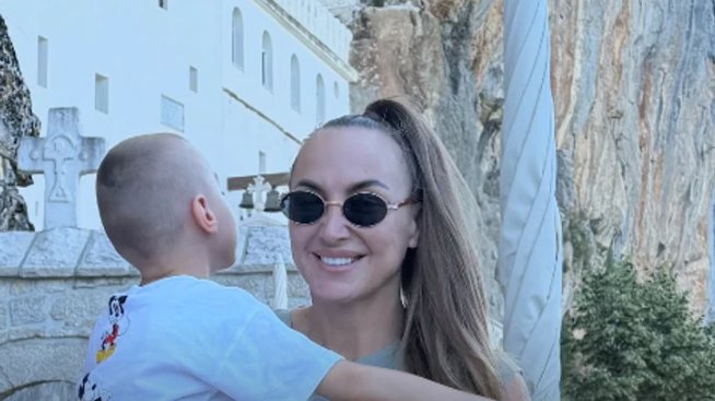 MIRNA STRANA SHOWBIZ SCENE: Goga Sekulić u crnoj haljini i sa sinom Vasilijem posetila manastir Ostrog, jedan detalj privukao pažnju (FOTO) – Goga Sekulić manastir Ostrog