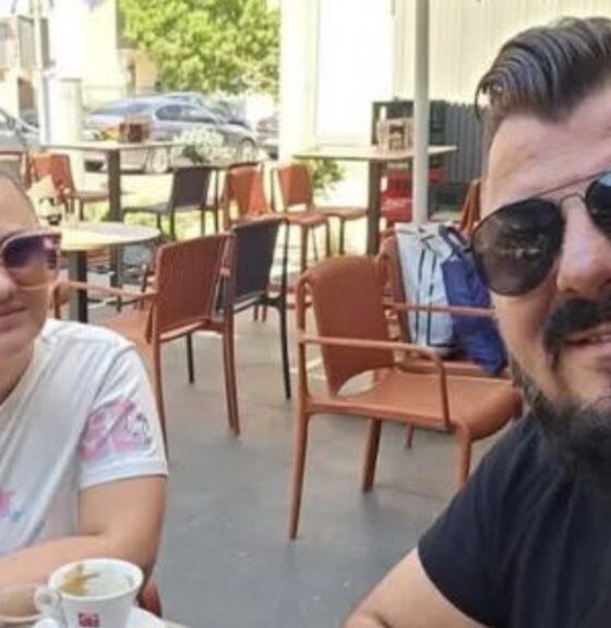 EMOTIVNI RASTANAK NA ISPRAĆAJU PEVAČA: Udovica Samira Kurjakovića slomila srce poslednjim rečima na sahrani (FOTO) – sahrana Samira Kurjakovića