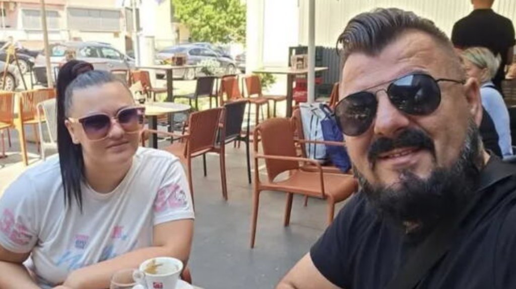 EMOTIVNI RASTANAK NA ISPRAĆAJU PEVAČA: Udovica Samira Kurjakovića slomila srce poslednjim rečima na sahrani (FOTO) – sahrana Samira Kurjakovića
