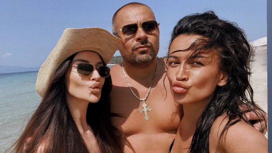 RETKO VIĐENA SLIKA SA PLAŽE: Katarina Živković i Andreana Čekić bez šminke uživaju s menadžerom, a jedan detalj otkriva koliko im je podrška važna (FOTO)