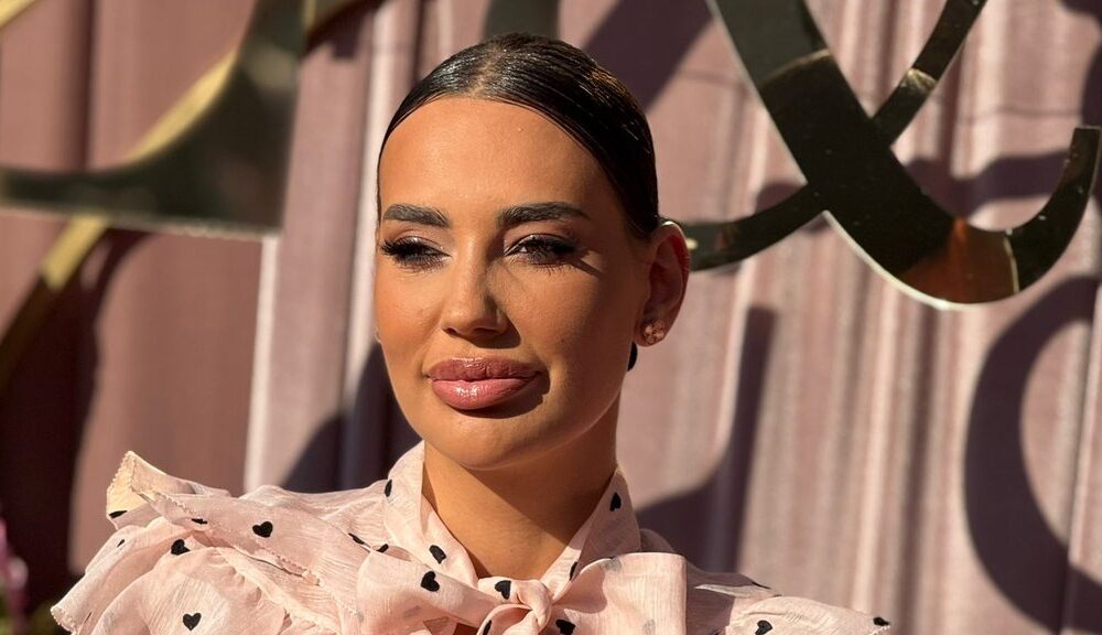 SKIDA MASKE NA CRNOGORSKOJ PLAŽI: Katarina Grujić pokazala izvajano telo u minijaturnom bikiniju, svi gledaju njenu figuru (FOTO) – Katarina Grujić u minijaturnom bikiniju