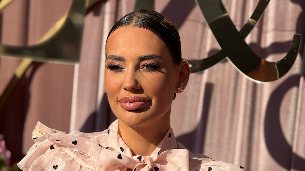 SKIDA MASKE NA CRNOGORSKOJ PLAŽI: Katarina Grujić pokazala izvajano telo u minijaturnom bikiniju, svi gledaju njenu figuru (FOTO) – Katarina Grujić u minijaturnom bikiniju