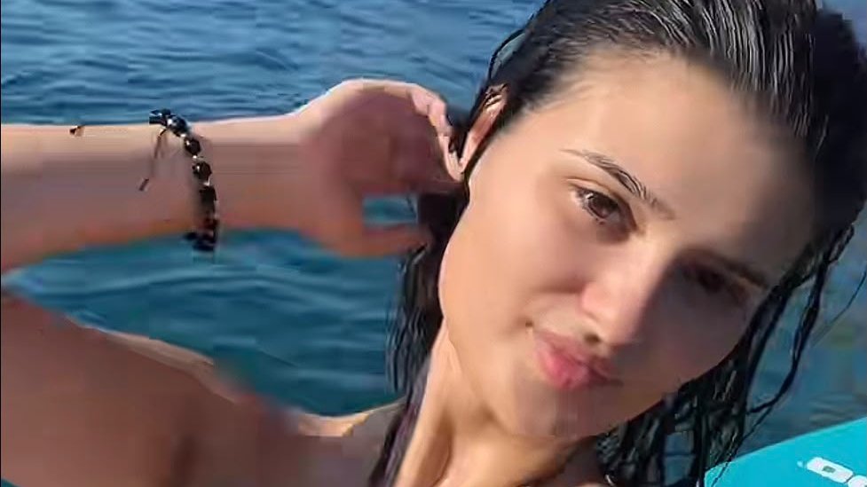 MASKE PADAJU NA PLAŽI: Kristina Džulijen u bikiniju sa prorezima, svi pričaju o njenom prirodnom izdanju (FOTO) – Kristina Džulijen bikini