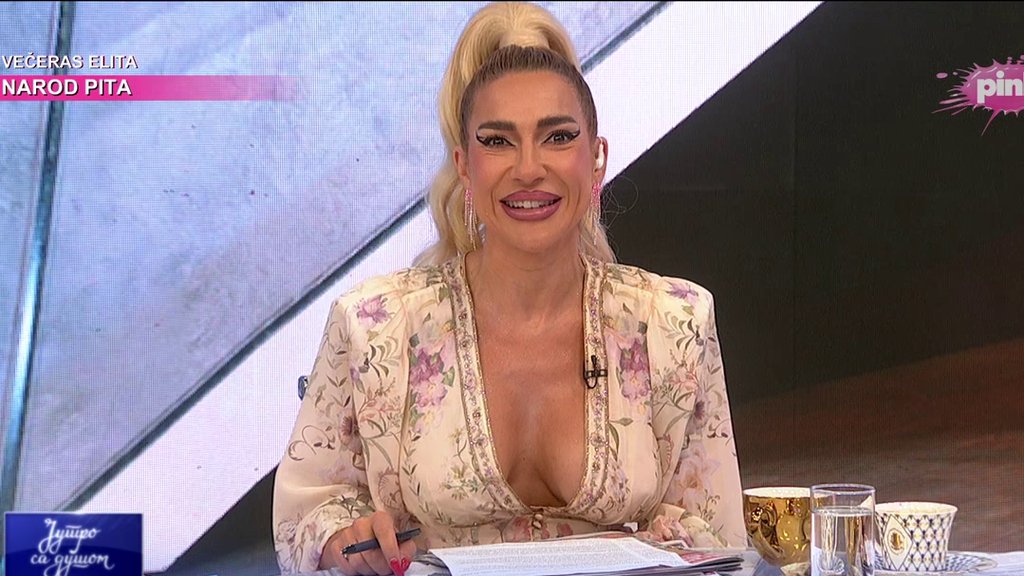 NOVE GRUDI U PRVOM PLANU: Jovana Jeremić vratila se na ekran u cvetnom miniću, publika ne skida pogled (FOTO) – TV premijera novih grudi