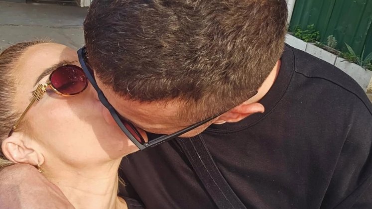 MASKE PADAJU NA ULICI: Jovana Jeremić i Tigar uhvaćeni u strasnom poljupcu, reakcije ne prestaju (FOTO) – emotivni odnos Jovane Jeremić i Tigra