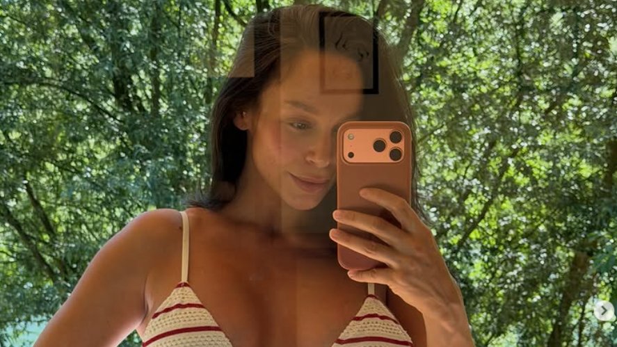 EDITA POKRENULA BURU NA MREŽAMA: Pevačica donela odluku mesec dana nakon porođaja, fanovi je zatrpali porukama (FOTO) – Edita Aradinović i mama sadržaj
