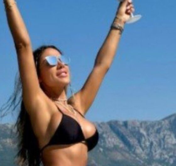SANDRA AFRIKA U CENTRU PAŽNJE NA JAHTI: Pevačica pokazala telo od milion dolara, fanovi ne prestaju da komentarišu (FOTO) – Sandra Afrika jahta