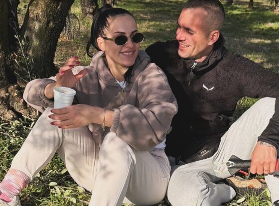 KAKO DANAS IZGLEDA ŽIVOT ANDRIJANE RADONJIĆ: Pevačica podelila retku sliku sa mužem iz Hrvatske, fanovi oduševljeni prizorom (FOTO) – Andrijana Radonjić život u Hrvatskoj