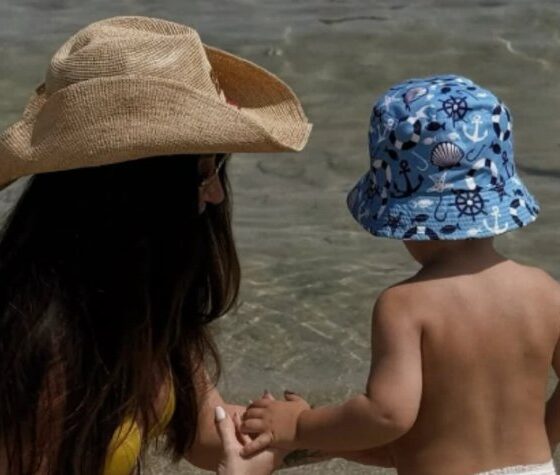 SVI POGLEDI NA PLAŽI UPRTI U KATARINU ŽIVKOVIĆ: Pevačica uživa sa sinom Stefanom, prizori sa letovanja raznežili pratioce (FOTO) – Katarina Živković i sin Stefan