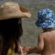 SVI POGLEDI NA PLAŽI UPRTI U KATARINU ŽIVKOVIĆ: Pevačica uživa sa sinom Stefanom, prizori sa letovanja raznežili pratioce (FOTO) – Katarina Živković i sin Stefan