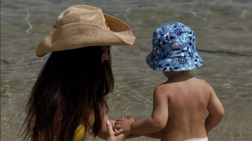 SVI POGLEDI NA PLAŽI UPRTI U KATARINU ŽIVKOVIĆ: Pevačica uživa sa sinom Stefanom, prizori sa letovanja raznežili pratioce (FOTO) – Katarina Živković i sin Stefan