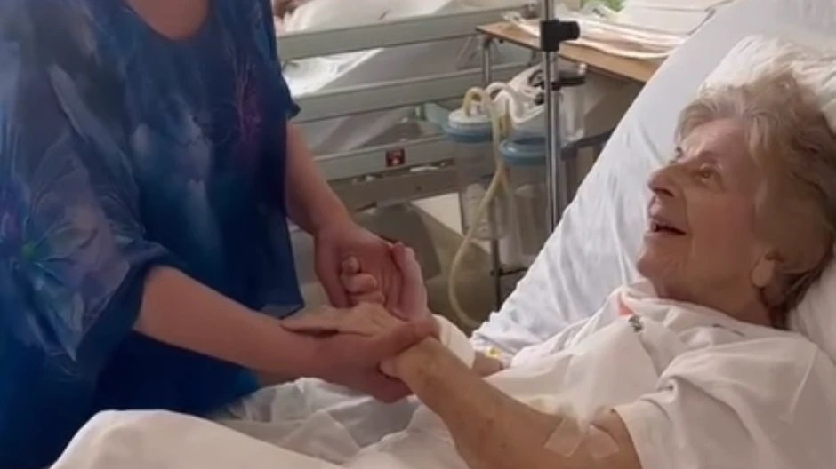 EMOCIJE SU PREPLAVILE BOLNIČKU SOBU: Zora Dubljević i Hanka Paldum zapevale zajedno, susret rasplakao sve (VIDEO) – Zora Dubljević u bolnici