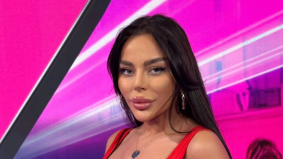 OPTUŽBE UŽIVO PODELILE PUBLIKU: Sofija Janićijević suočena sa tvrdnjama o vezi sa oženjenim tokom emisije, svi čekaju njen sledeći potez (VIDEO) – optužbe protiv Sofije Janićijević