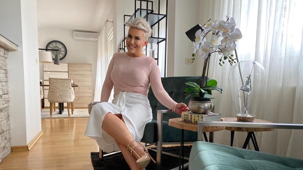 KAKAV PREOKRET U ŽIVOTU PEVAČICE: Indira Levak od groblja do estradnog vrha, a jedna odluka sve je promenila (FOTO) – životna priča Indire Levak