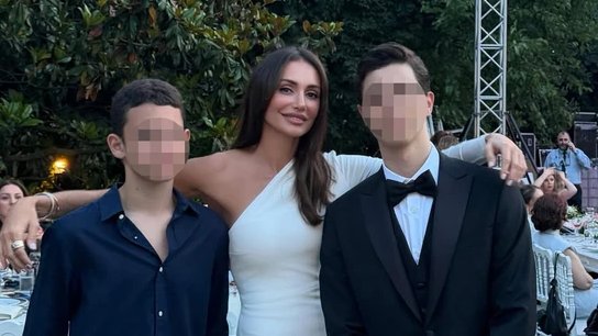 NEPOKORNI NASLEDNIK UNOSI RAZDOR: Sin Emine Jahović odbija srpski, pevačica se suočava sa izazovima nakon razvoda (FOTO)
