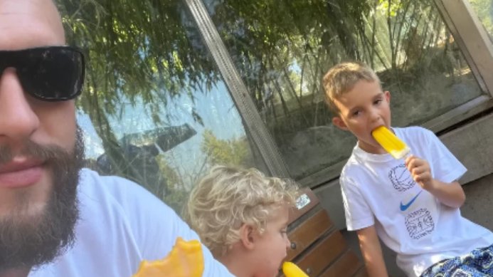 PORODIČNA AVANTURA U ZOO VRTU: Veljko Ražnatović usnimio sinove u nežnom trenutku, svi pričaju o jednom detalju (FOTO)