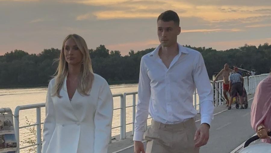 PORODIČNI TRENUTAK NA SLAVLJU KOD PRIJOVIĆEVE: Poznati košarkaš Mario Nakić stigao sa suprugom i sestrićem Aleksandrom, svi pogledi bili su uprti u njih (FOTO)