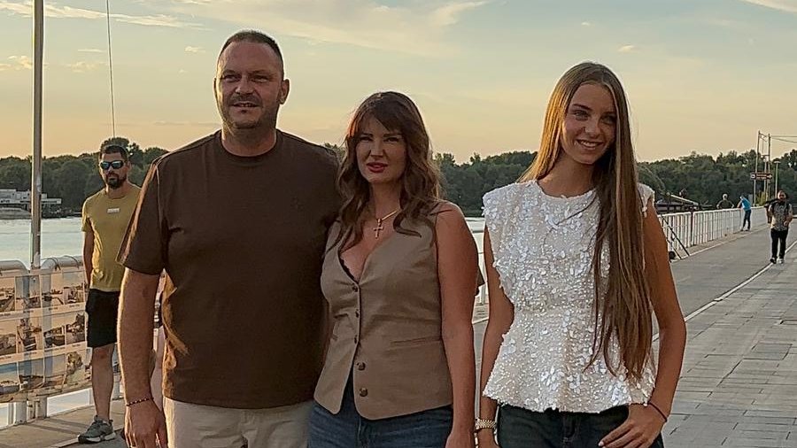 POSLE PORODIČNOG SKANDALA SVI POGLEDAJU U JOVANU: Ćerka Dejana Petrovića ponovo u javnosti, zablistala na proslavi kod Prije i Filipa (FOTO) – Jovana Petrović u javnosti