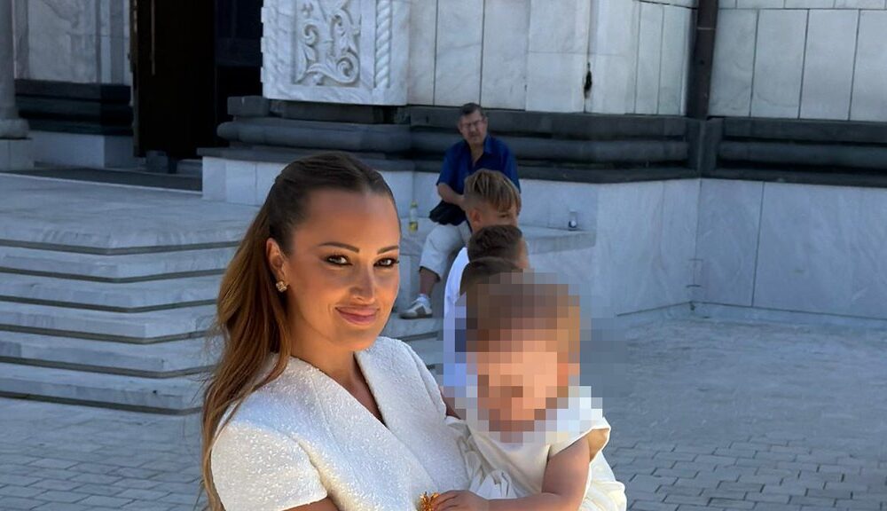 POTPUNA DISKRECIJA NA KRŠTENJU ARIJE: Aleksandra Prijović i Filip Živojinović izabrali tajni slavlje, svi u belom (FOTO) – krštenje Arije Živojinović