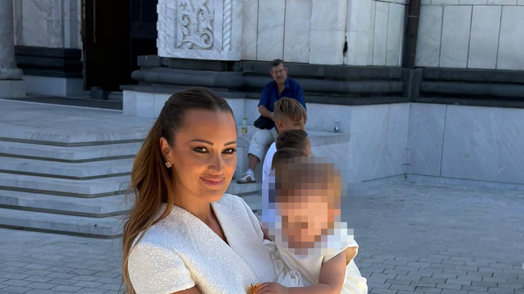 POTPUNA DISKRECIJA NA KRŠTENJU ARIJE: Aleksandra Prijović i Filip Živojinović izabrali tajni slavlje, svi u belom (FOTO) – krštenje Arije Živojinović