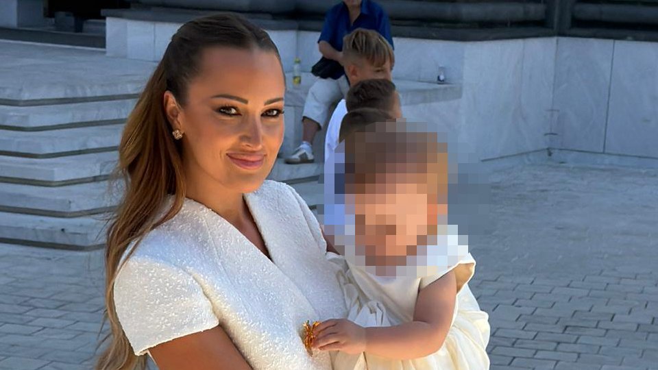 PRVI PUT ZAJEDNO POSLE SVEČANOSTI: Aleksandra Prijović pokazala Ariju nakon krštenja, fanovi oduševljeni prizorom (FOTO) – krštenje Arije