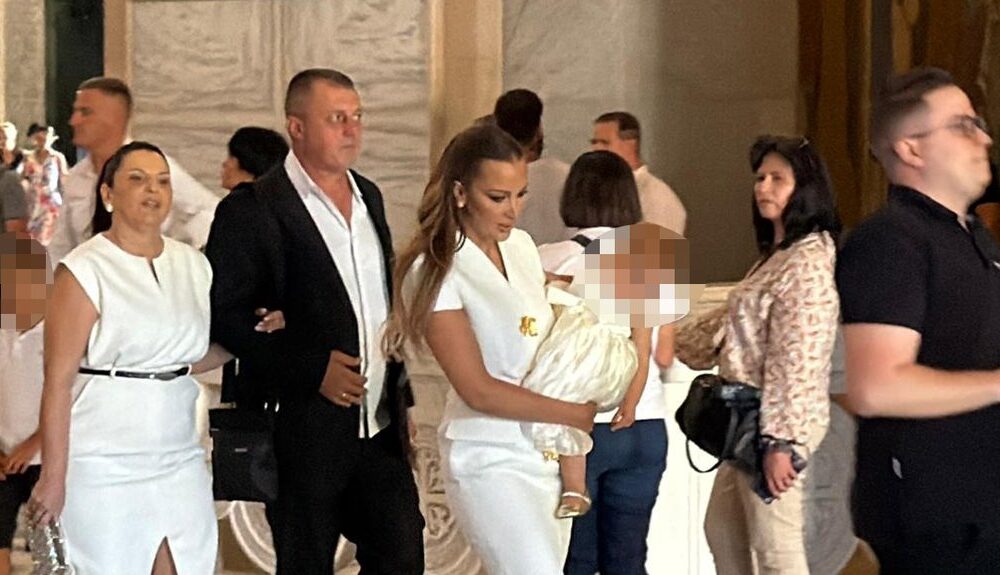 SVE OČI UPRTE U NEDOSTAJUĆEG ČLANA PORODICE: Boba Živojinović nije došao na krštenje ćerke Aleksandre Prijović, svi se pitaju razlog (FOTO)