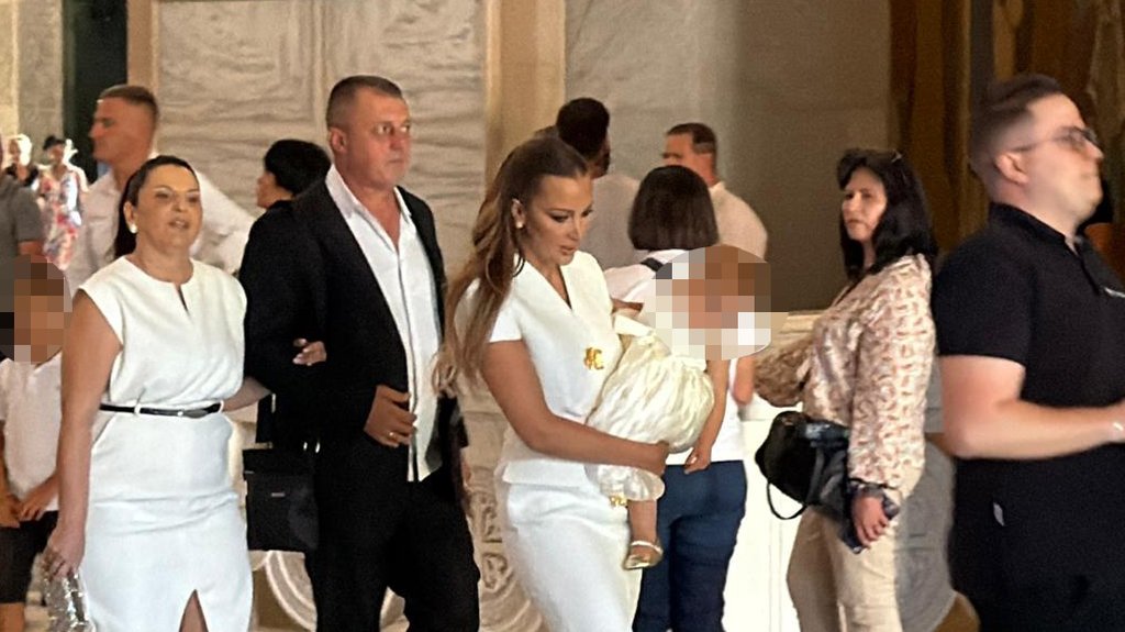 SVE OČI UPRTE U NEDOSTAJUĆEG ČLANA PORODICE: Boba Živojinović nije došao na krštenje ćerke Aleksandre Prijović, svi se pitaju razlog (FOTO)
