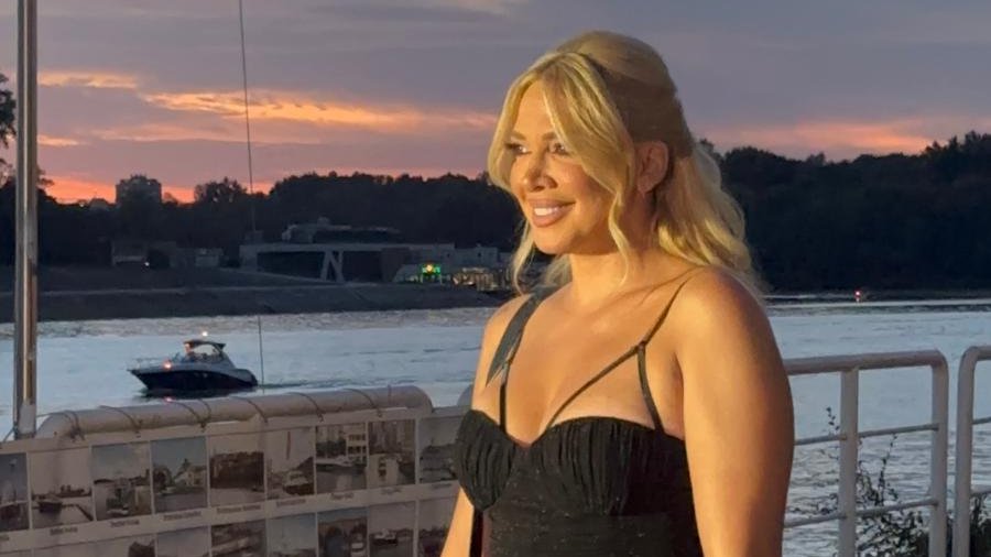VRELA TRANSFORMACIJA MILICE TODOROVIĆ POSLE POROĐAJA: Pevačica zasenila na slavlju, svi se pitaju gde je sin Bogdan (FOTO)