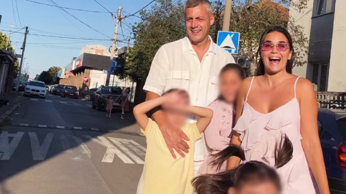 PORODIČNA IDILA KAKVU RETKO VIDIMO: Bojan Vasković i supruga doktorka pokazali kako izgleda njihov zajednički početak školske godine (FOTO) – porodična fotografija Vaskovića