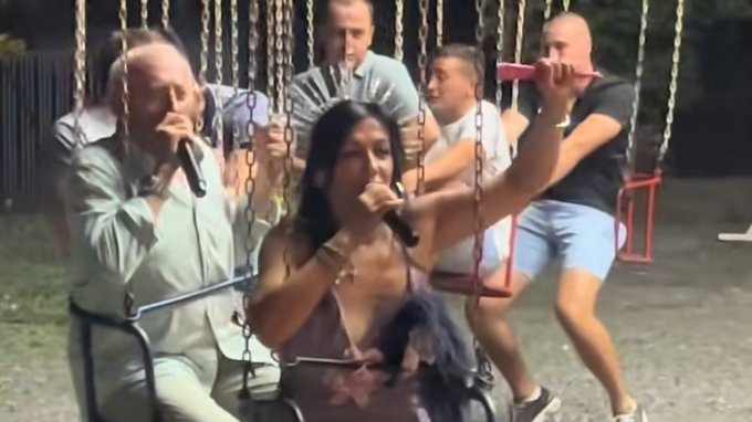 RINGIŠPIL POSTAO ESTRADNA BINA: Vendi i Era zapevali usred slavlja, snimak sa privatne žurke zapalio mreže (VIDEO) – nastup na ringišpilu