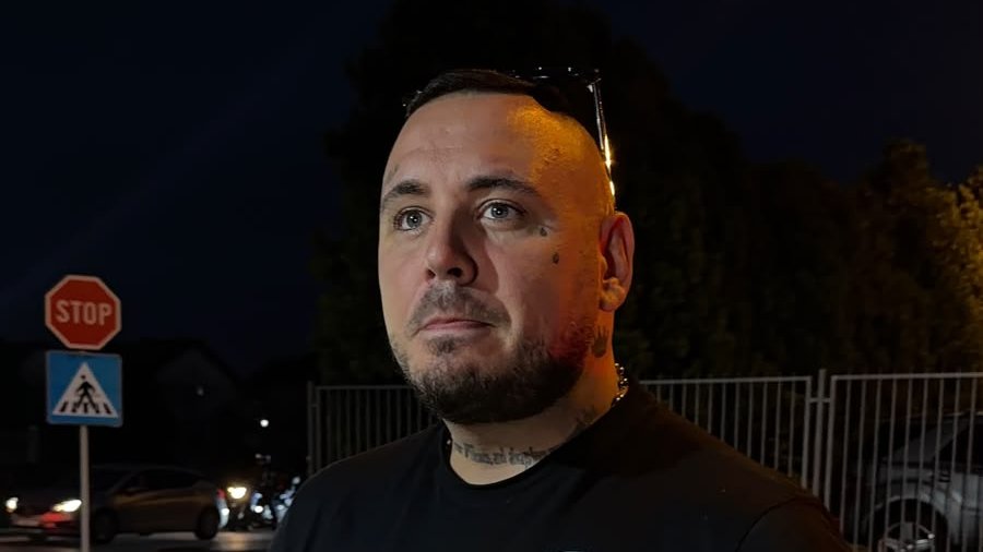 KAD CAR STUPI NA SCENU, SVE SE MENJA: Filip Car stigao u Šimanovce pred početak Elite, a njegov komentar o Maji i Anđeli podigao atmosferu (VIDEO) – Filip Car u Šimanovcima