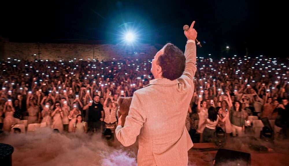 MUZIKA JE OSVOJILA NIŠKU TVRĐAVU: Peđa Jovanović priredio spektakl za pamćenje, ovacije publike još ne jenjavaju (FOTO) – koncert Peđe Jovanovića