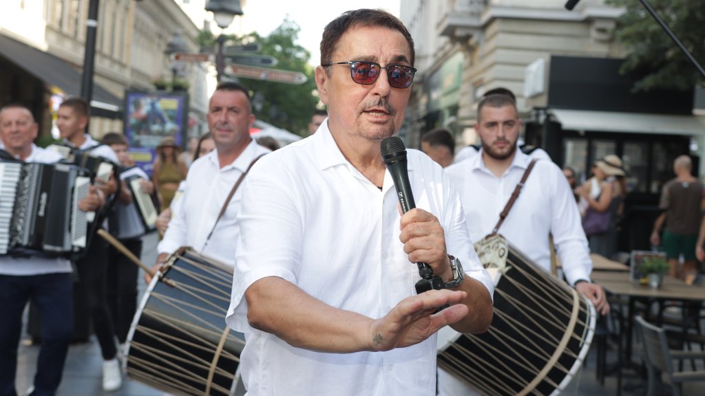 POMETNJA U CENTRU BEOGRADA: Dragan Kojić Keba zapalio atmosferu, a spektakl na Tašu donosi još veće iznenađenje (FOTO) – pometnja u Beogradu