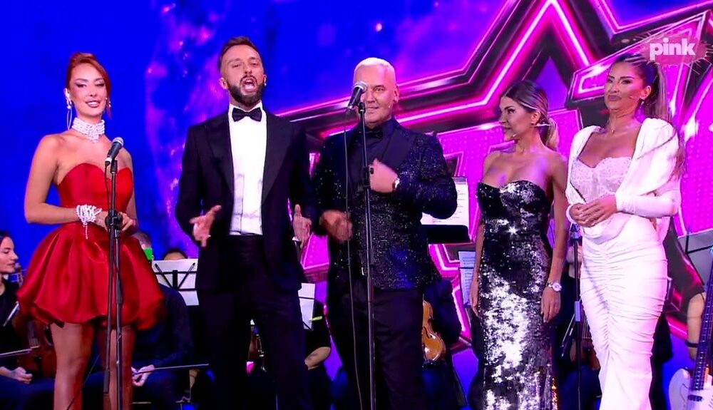 SPEKTAKL NA OTVARANJU ELITE: Voditelji zablistali u glamuroznim izdanjima i proglasili start jubileja (VIDEO) – spektakularni stajlinzi voditelja Elite