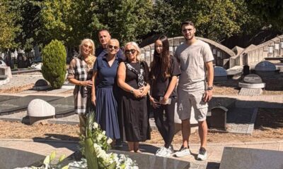 GODINE PROLAZE, ALI SEĆANJA OSTAJU: Porodica i prijatelji Šabana Šaulića okupili se na groblju, emocije i dalje snažne (FOTO) – Šaban Šaulić grob