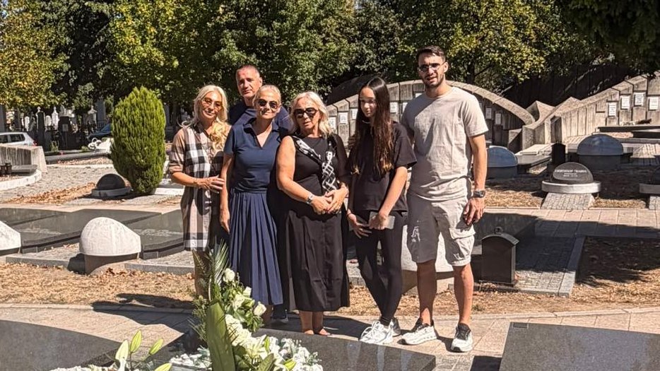 GODINE PROLAZE, ALI SEĆANJA OSTAJU: Porodica i prijatelji Šabana Šaulića okupili se na groblju, emocije i dalje snažne (FOTO) – Šaban Šaulić grob