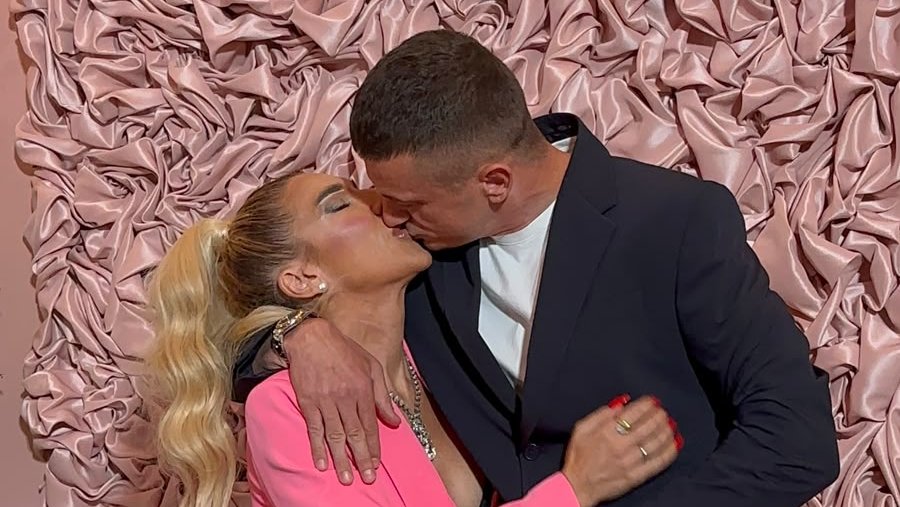 MASKE PADAJU NA ROĐENDANU KOD KARLEUŠE: Jovana Jeremić stigla s Tigrom i otkrila želju za duetom, evo šta je rekla o prijateljstvu sa poznatom pevačicom (FOTO) (VIDEO) – Jovana Jeremić kod Karleuše
